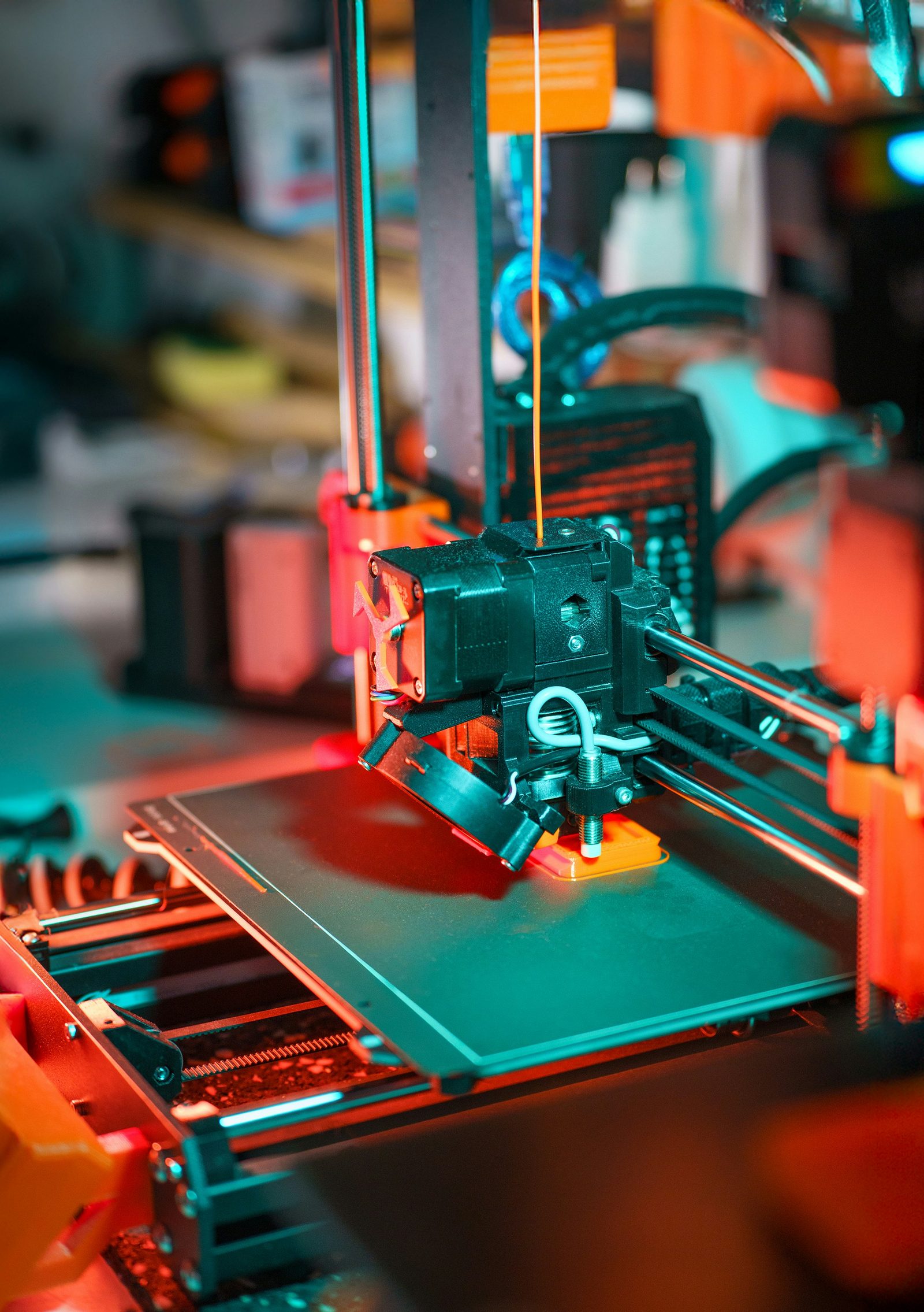 Nærbilde av en 3D-printer som printer en prototype