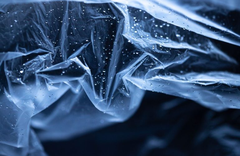 Gjennomsiktig polyetylenplast med vanndråper