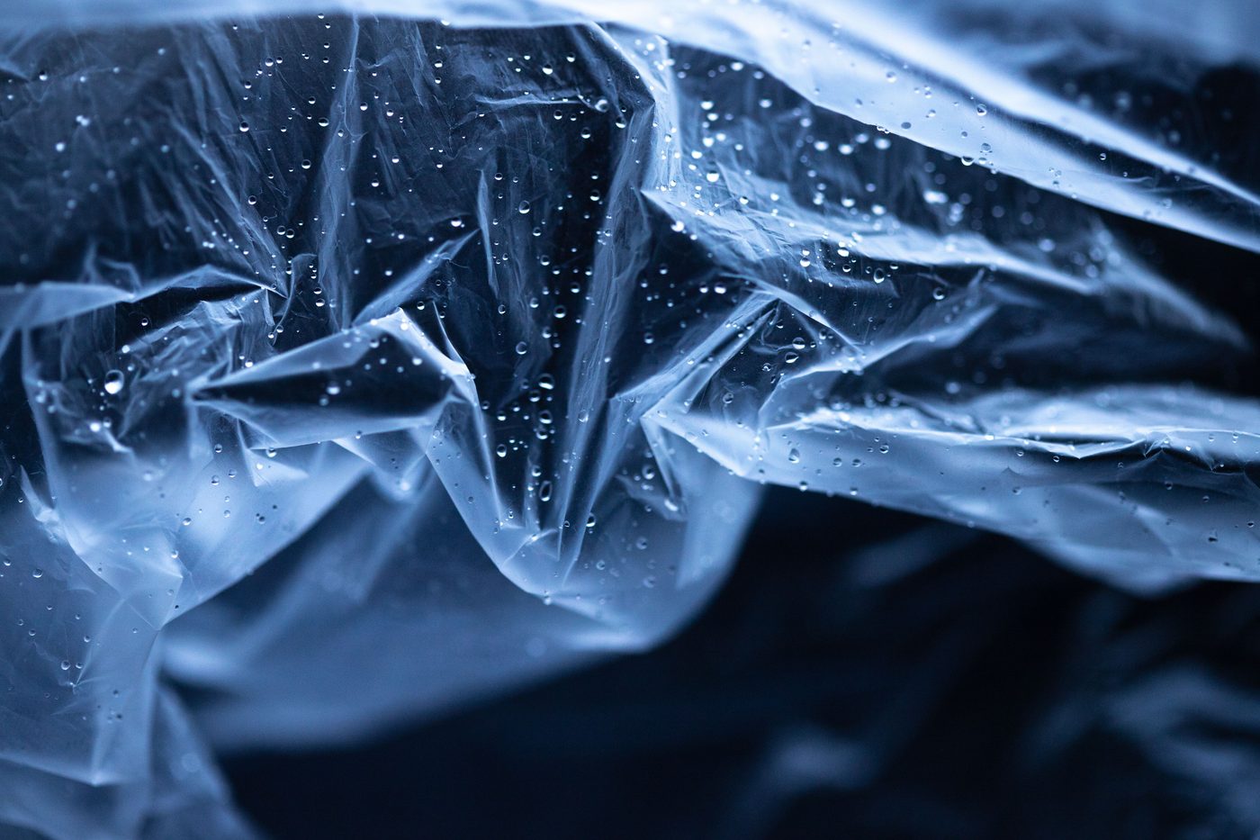 Gjennomsiktig polyetylenplast med vanndråper